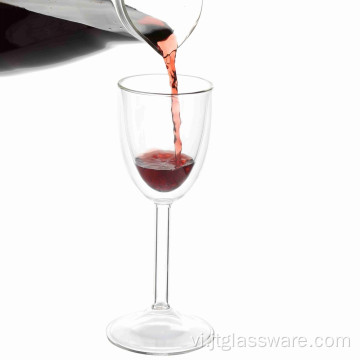 Uống ly rượu vang đỏ đôi thủy tinh